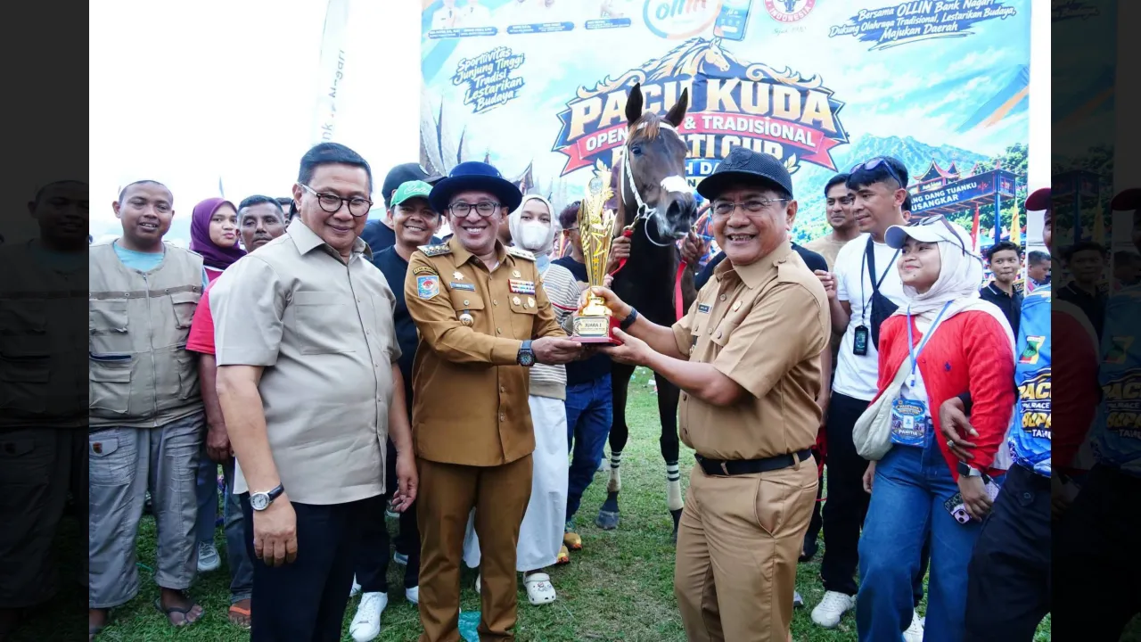 Al Barr-GDM milik Bupati Tanah Datar Eka Putra  tampil sebagai juara